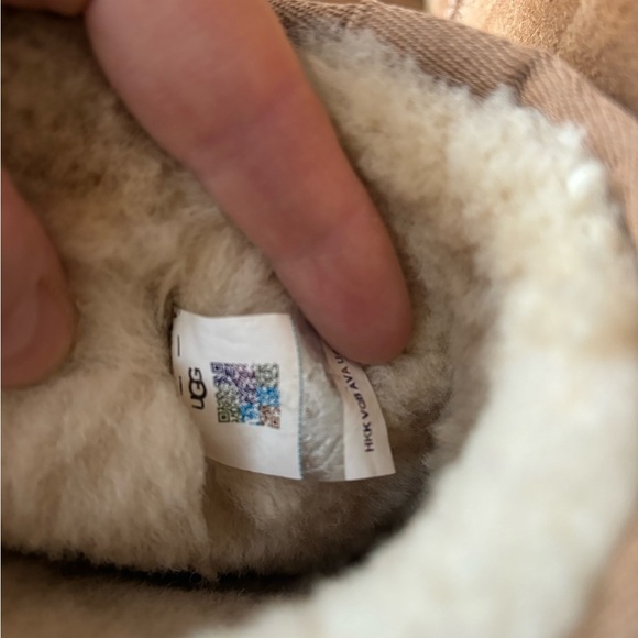 Uggs Classic Short in Chestnut, WMS 10 - Picture 5 of 6